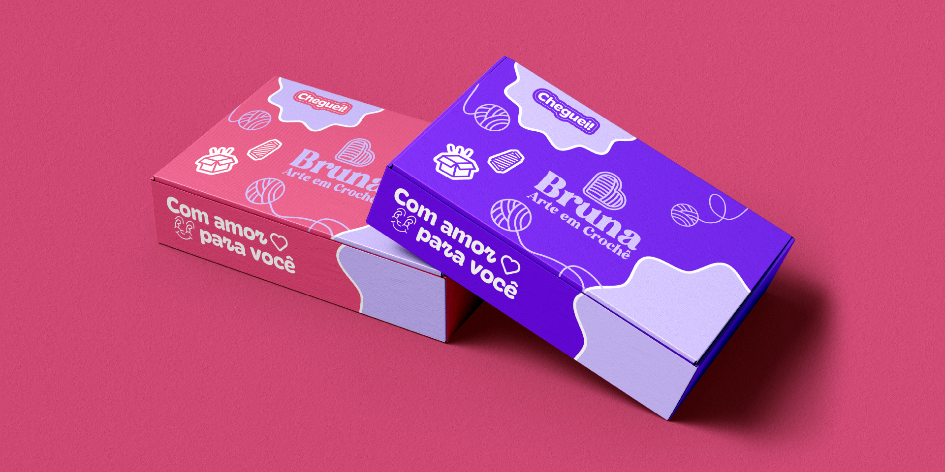 A imagem faz parte do projeto de Identidade Visual da Bruna Arte Em Crochê e mostra caixa personalizadas da marca