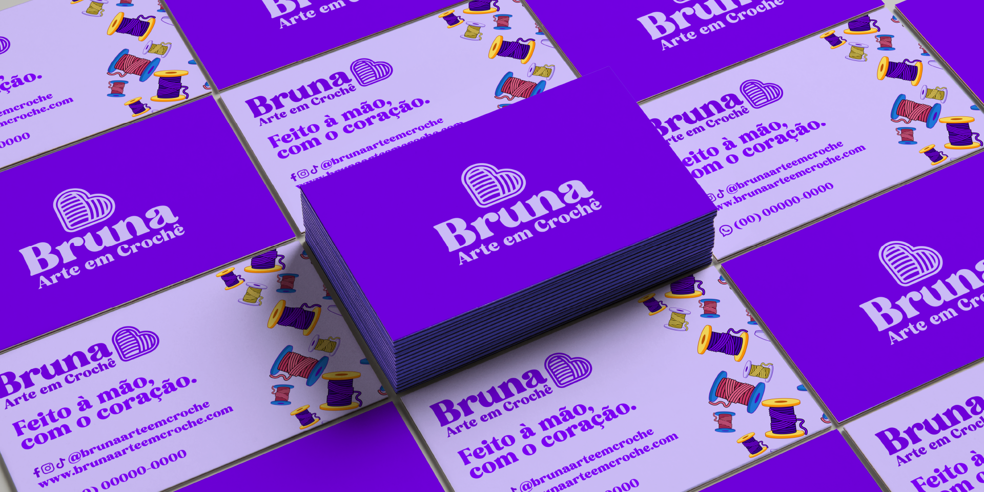 A imagem faz parte do projeto de Identidade Visual da Bruna Arte Em Crochê e mostra cartões de visita pensados para a marca